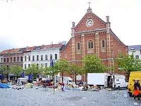 Photographie d'une place à la fin d'un marché.