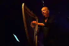 Stivell jouant de sa harpe celtique
