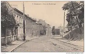 La rue de Maubeuge (rue Léon Blum), avec la voie du petit train reliant la carrière du Watissart et le quai de Sambr