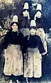 Jeunes filles en costume bigouden à la ferme de Kérénal à Landudec vers 1914.