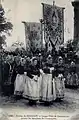 Jeunes filles de Quéménéven pendant la procession du pardon de Notre-Dame de Kergoat (carte postale, auteur inconnu).