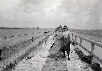 Jeunes filles en balade sur la jetée est, 1904 Photothèque de Cambrai
