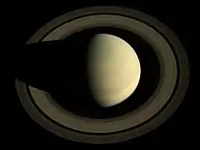 Saturne vue de dessus, permettant d'observer les anneaux principaux en entier.