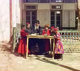 Écoliers juifs de Samarcande avec leur instituteur au début du XXe siècle (photographie de Prokoudine-Gorski)