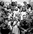 Professeurs et jeunes élèves de l'école juive de Benghazi fondée par des soldats juifs de Palestine (Eretz Yisrael), probablement Pourim ou Hanoukka 1944