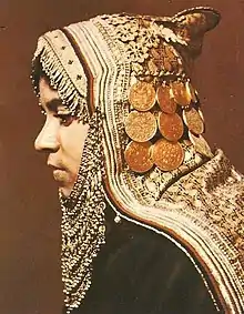 Jeune juive portant une gargush de fête, début du XXe
