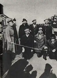 Juifs humiliés (et torturés) par la police allemande, ghetto de Tarnow, Pologne, v. 1939-1945.