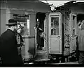 Juif sur un quai de gare, Azna, 1954