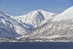 Vue de Jiehkkevárri depuis le fjord de Lyngen.