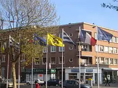 Drapeau de Flandre présent au côté des drapeaux dunkerquois, français et européen, place Jean Bart à Dunkerque.
