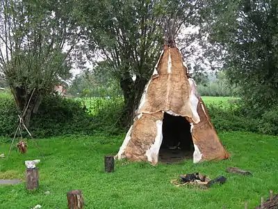 Restitution à Asnapio d'une tente magdalénienne à une échelle légèrement réduite
