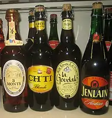 Photo de quatre bouteilles de bière alignées