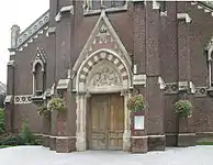 Portail de l'église, avec sa porte en chêne.