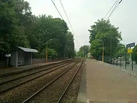 Photographie d'une voie ferrée et de quais.