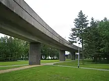 Vue de proximité du viaduc, presque en dessous de ce dernier.