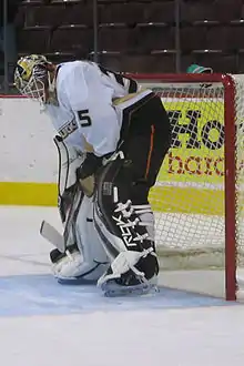 Jean-Sébastien Giguère avec le maillot blanc des Ducks