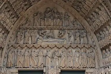 Tympan du portail de la ViergeAu centre est représentée la Dormition, au sommet, le couronnement de la Vierge Marie.