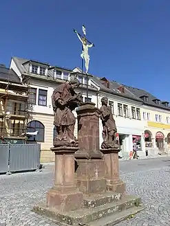 Place Masaryk : statues de saint Jean Népomucène et saint Laurent.