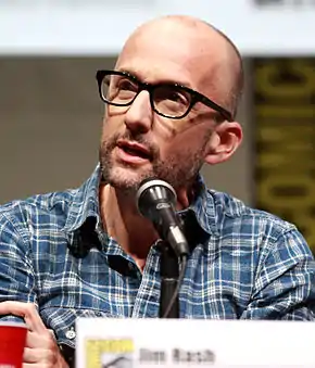 Jim Rash dans le rôle du doyen Craig Pelton