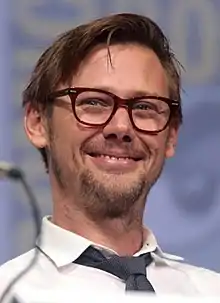 Jimmi Simpson interprète William.