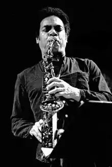 photo en noir et blanc sur laquelle Jimmy Lyons joue du saxophone