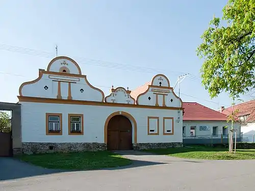 Bel exemple d'architecture dite Selské baroko, datée de 1842.