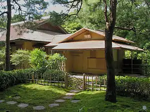 Un pavillon de thé (chashitsu) dans un jardin de thé (roji), sanctuaire d'Ise.