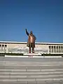 Vue du monument avec la statue de Kim Il-sung seule avant l'installation en 2012 de la statue de Kim Jong-il.