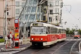 Un tramway devant la Maison dansante, à Prague.