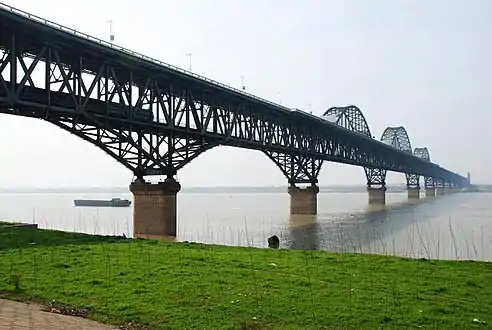 Le pont de Jiujiang est un pont à trois arcs achevé en 1992.