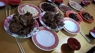 Plats du xian de Jiuzhaigou : mouton, yak, alcool d'orge, légumes saumurés, poudre de piment.