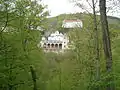 Le monastère dans son environnement forestier