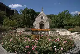 La chapelle et son jardin.