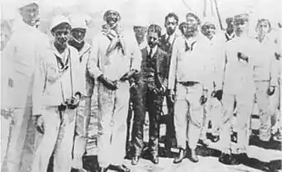 João Cândido Felisberto, aux côtés de marins et de journalistes, pendant le dernier jour de la Révolte du fouet
