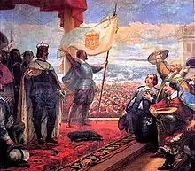 Devant une assemblée nombreuse, un homme vêtu d'un manteau d'hermine porte une couronne et un sceptre. un homme en uniforme porteur d'un drapeau flottant au vent le désigne à la foule