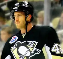 Photographie de Vitale avec le maillot noir des Penguins de Pittsburgh