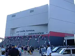 Photo du Joe Louis Arena avec de la foule qui monte les escaliers qui y mènent.