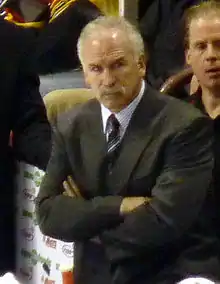 Photographie de Joel Quenneville les bras croisés.