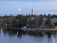 L'église de Joensuu au bord de la Pielisjoki