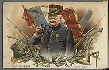 Illustrant montrant un homme en uniforme de général, des jumelles en main et le drapeau français derrière lui.