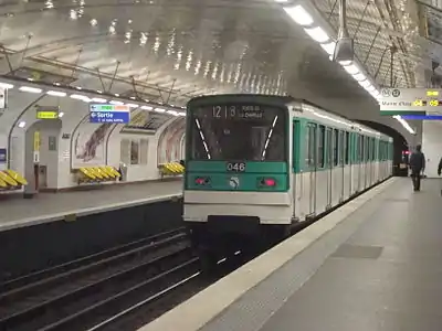 Une rame MF 67 quitte la station en direction de Mairie d'Issy.