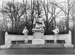 Monument no 5 représentant le margrave Jean Ier de Brandebourg avec Othon III de Brandebourg. Le buste de gauche représente le prévôt Siméon de Cologne et celui de droite Marsilius de Berlin (de), premier magistrat de la ville au XIIIe siècle. Les sculptures sont de Max Baumbach (inauguration le 22 mars 1900).
