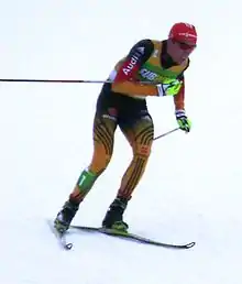 Un homme en pleine course de ski de fond