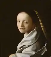 Portrait de trois quarts d’une jeune fille portant turban foncé et châle blanc.