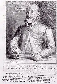 Portrait à mi-corps de Wier devant une table, avec la main droite posée sur un crâne.