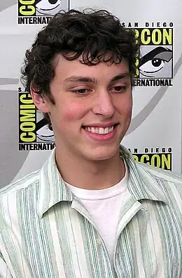 John Francis Daley interprète le Dr Lance Sweets.