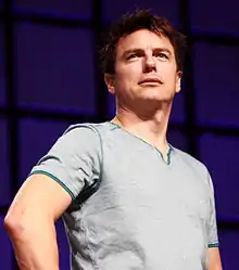 John Barrowman interprète le Capitaine Jack Harkness.