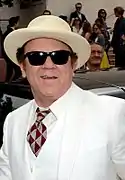 John C. Reilly dans le rôle d'Amos Hart