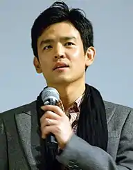 John Cho interprète Kenny
