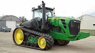 Type de chenille le plus souvent utilisé pour limiter la compaction du sol par les tracteurs de forte puissance.